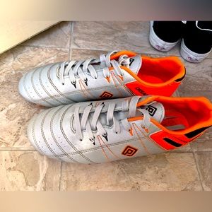 Umbro cleats, soccer shoes for Big boys  size 7.5Y or Men size 7